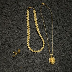 Elegant Gold and Pearl Jewelry Set